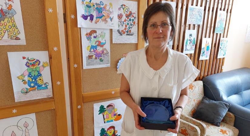 A hálás tekintetek motiválják – rangos díjjal ismerték el a jászapáti ápolónő munkáját