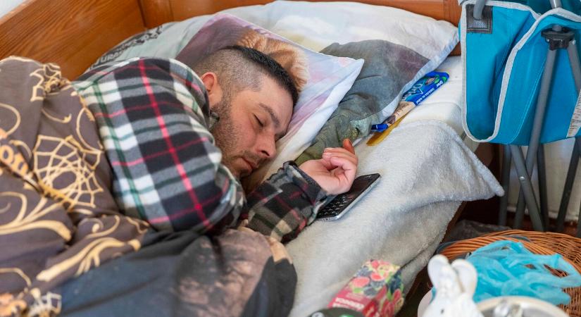 Fedél nélkül: milyen az élet a dunaszerdahelyi hajléktalanszállón?