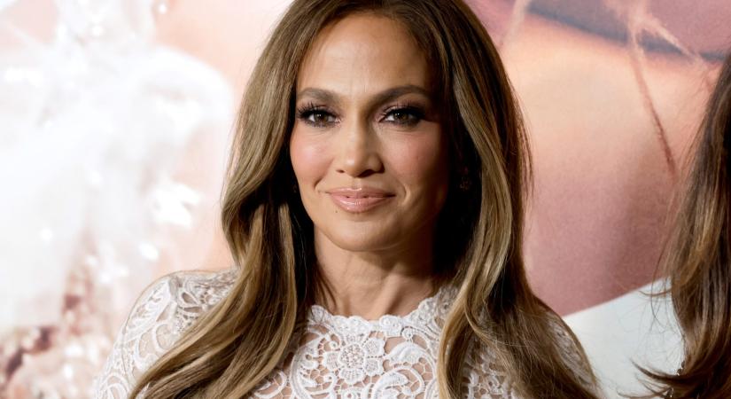 Jennifer Lopez szexi rózsaruhájától eláll a lélegzetünk