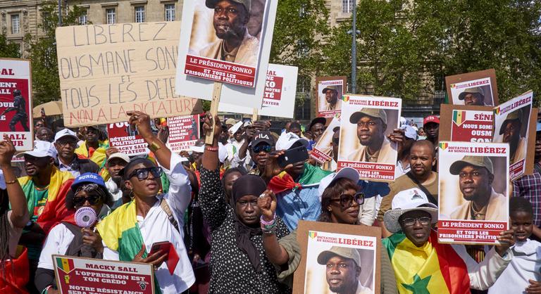 A szenegáli ellenzék nem fogadja el az elnökválasztás elhalasztását, tüntetést szervez