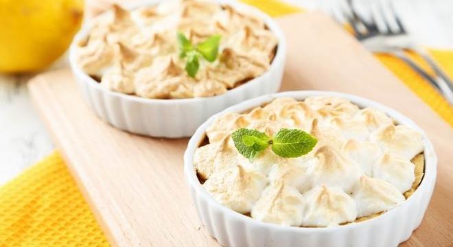 Citromtorta ünnepi változatban, kócos habcsók koronával