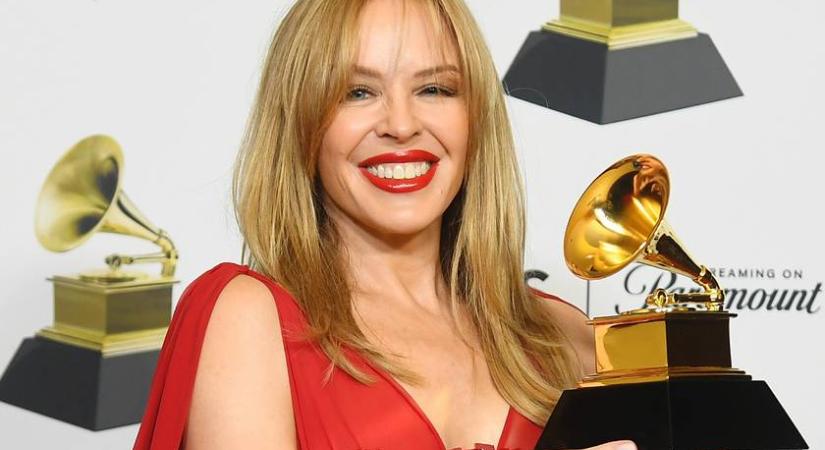 Az 55 éves Kylie Minogue tűzpiros estélyiben vette át a Grammy-díját: fotókon a gála legszebb ruhái