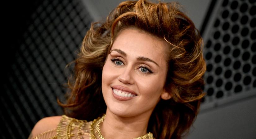 Miley Cyrus gyakorlatilag meztelenül érkezett a Grammy-gálára