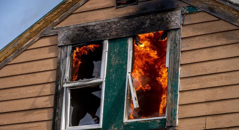 Lángok csaptak fel egy lakóházban Monokon