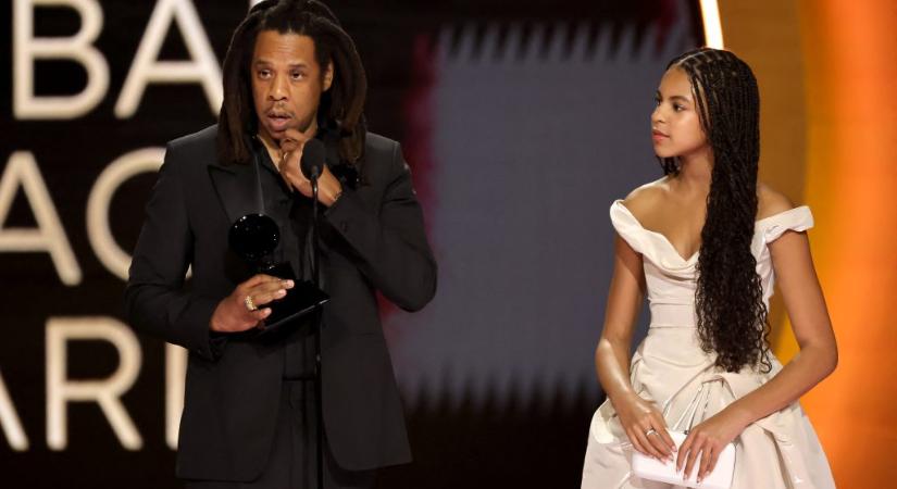 Jay-Z-t 12 éves lánya is elkísérte a Grammy-gálára, aki platformos cipőjében majdnem ugyanolyan magas volt, mint az apja