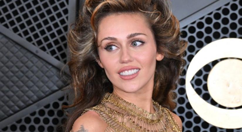 Miley Cyrus Grammy-gálán viselt frizurájáról beszélt most mindenki