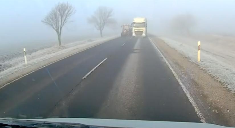 Egy kamion bukkant elő a ködből, óriásit mentett a kamerás a 35-ös úton - videó