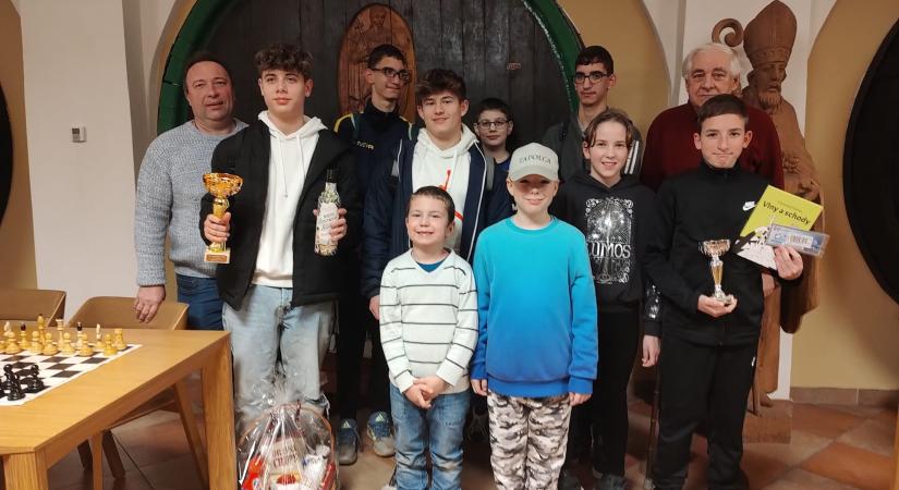 Szlovák versenyen játszottak az ifista sakkozók