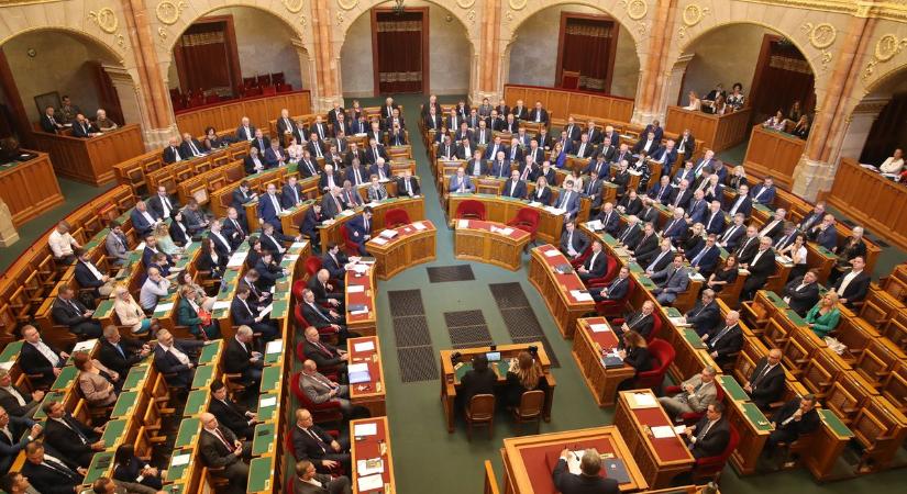 Hadházy Ákos és Szabó Tímea sem vett részt a rendkívüli parlamenti ülésen