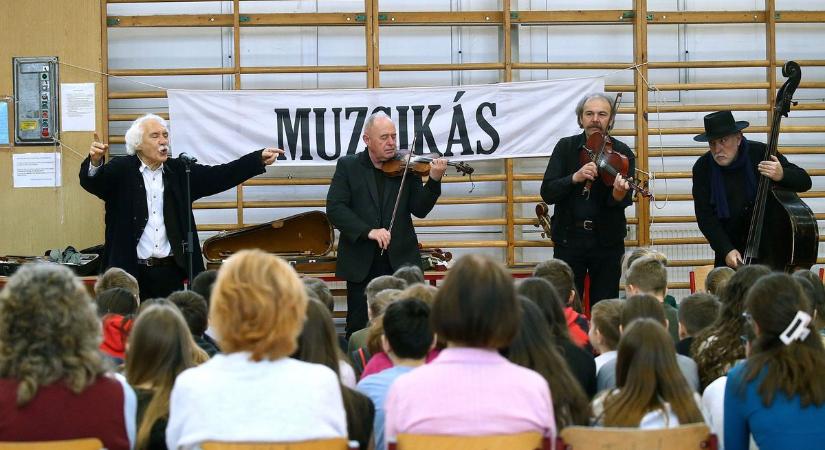 Három szegedi iskolában tartott énekórát a Muzsikás Együttes – Galéria