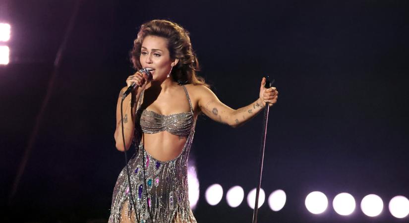 Miley Cyrus gyakorlatilag ruha nélkül jelent meg a díjátadón – íme az idei Grammy-gála legkirívóbb ruhái