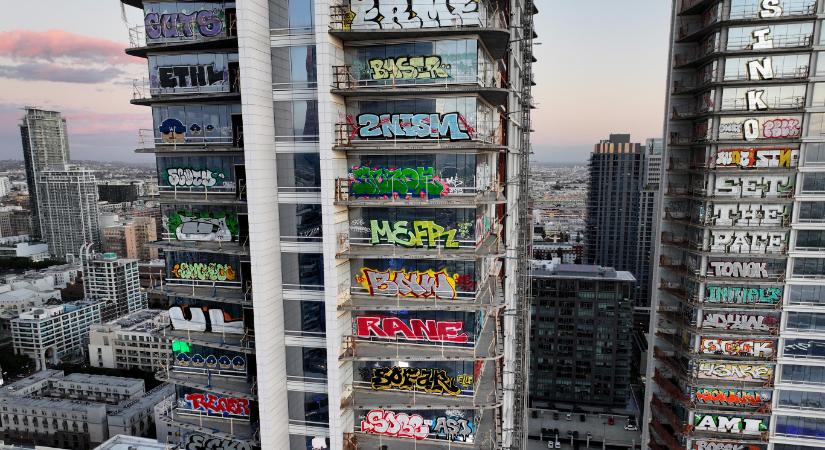 Félbehagyott felhőkarcolókat festettek le graffitisek Los Angelesben