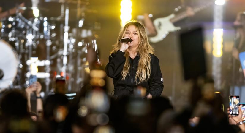 Kisfia kísérte el a Grammy-díjátadóra Kelly Clarkson