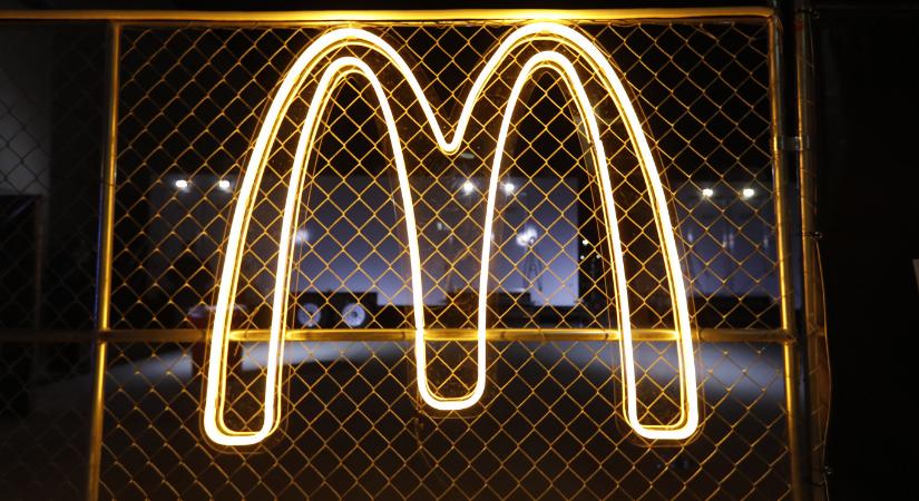 4,4 millió dollár kártérítést fizet a McDonald's egy diákmunkásnak, akit az éttermi mosdóban zaklatott az üzletvezető