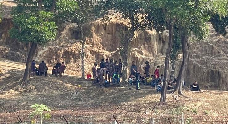 Tömegesen menekülnek a mianmari határőrök Bangladesbe