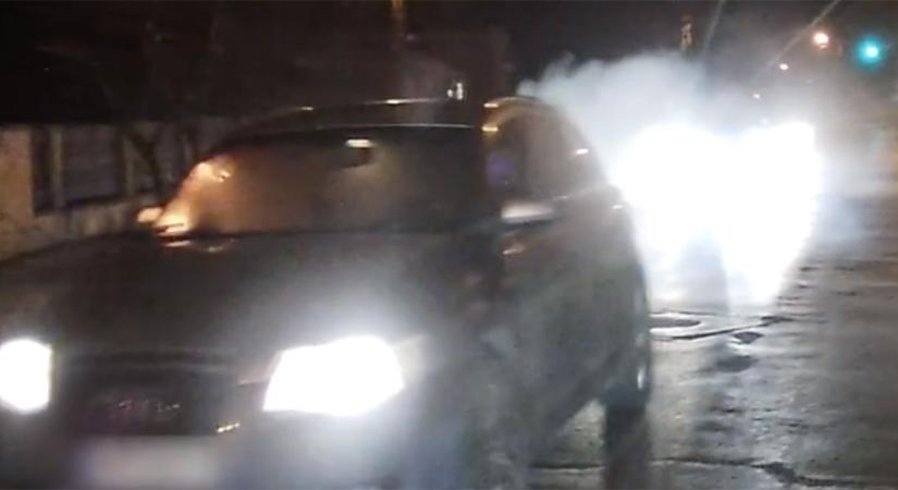 Nagy lánggal égett egy Audi utastere, de a sofőr nem állt meg, csak ment tovább Budapesten - videó