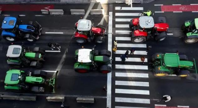 Utcára vonultak a gazdák Hollandiában, megbénult a forgalom az autópályán - videó