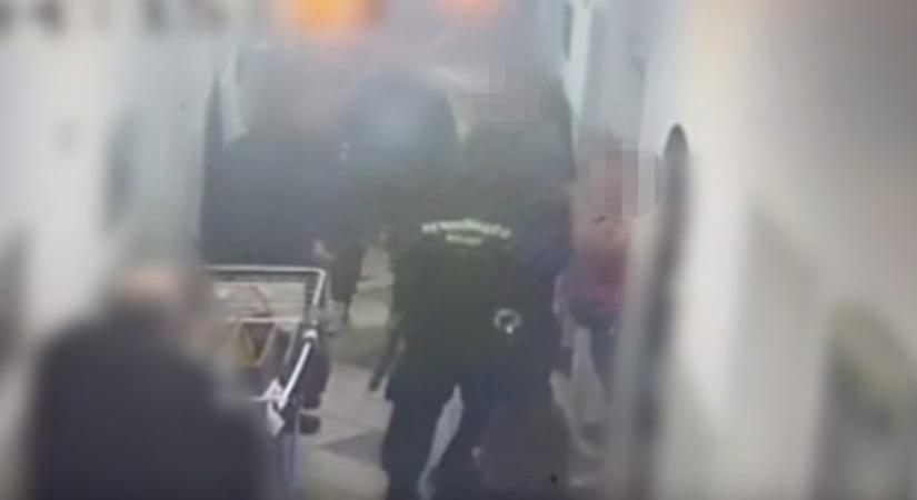 Videón, ahogy a menyasszonya próbálja lefogni a hostelben rendőrre támadó párját