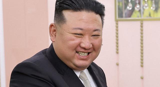 Kim Dzsongun műszempillákkal hülyítette a Nyugatot