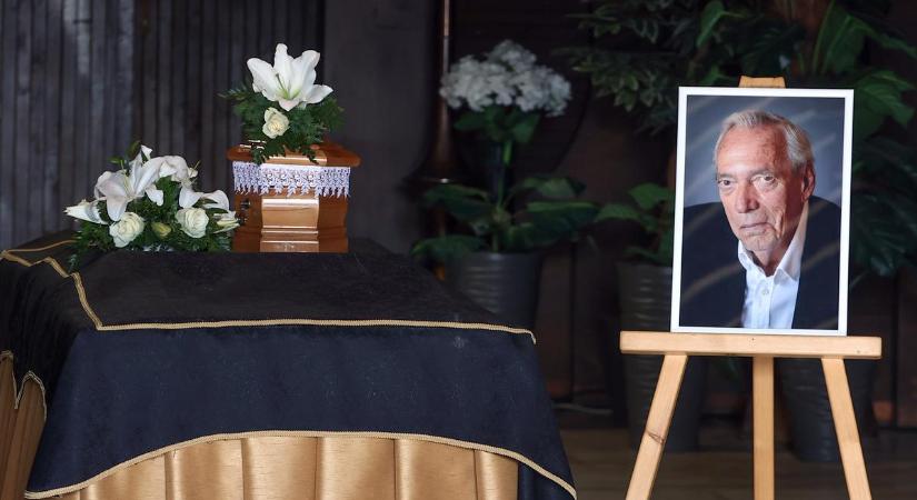 Benedek Miklós temetése: gyászol a színházi világ, a Farkasréti temetőben csendben tiszteleg most mindenki a művész emléke előtt – fotók