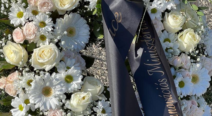 Örök búcsú: megkezdődött a Nemzet Színészének, Benedek Miklósnak a temetése