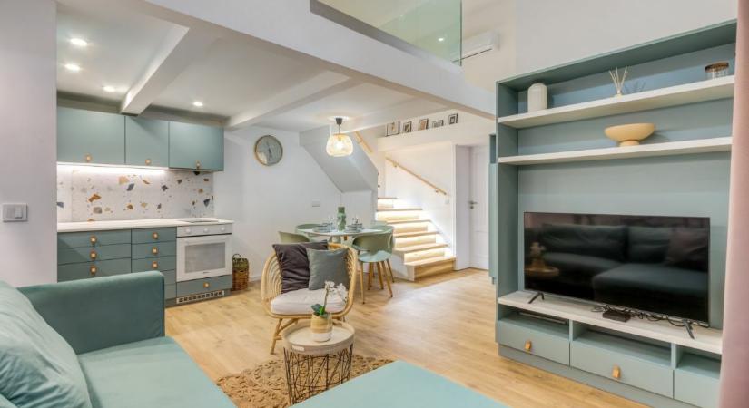 Natúr lakberendezés mentazöld bútorokkal egy 32 m2-es 9. kerületi lakásban