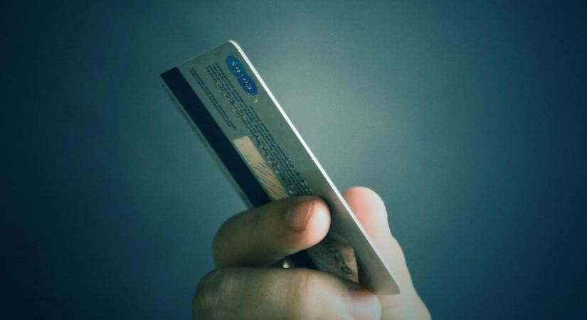 18 éves veszprémi fiatal lopta el több bankkártya adatait