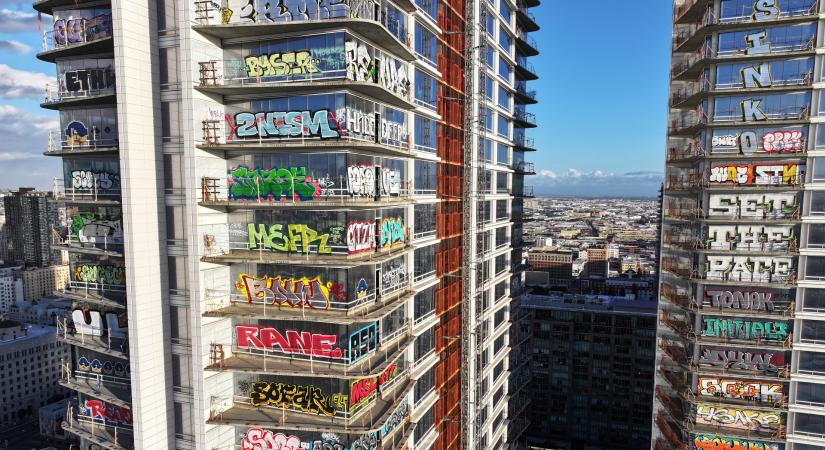 Egy Los Angeles-i felhőkarcoló 27 emeletét fújták le graffitisek egyetlen éjszaka alatt