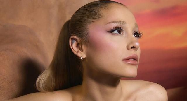 Ariana Grande Glindának öltözött - rózsaszín estélyiben ragyogott