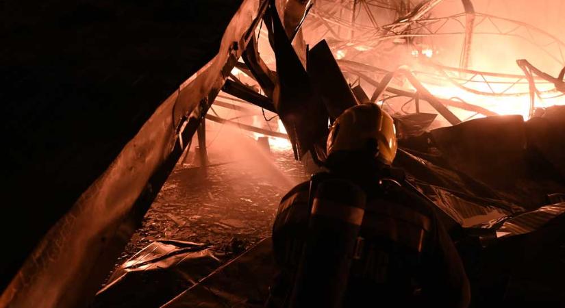 „Folyamatban az oltás, de borzasztó!” – porig égett az Oázis Kertészet Soroksáron: videó a szörnyű tűzről