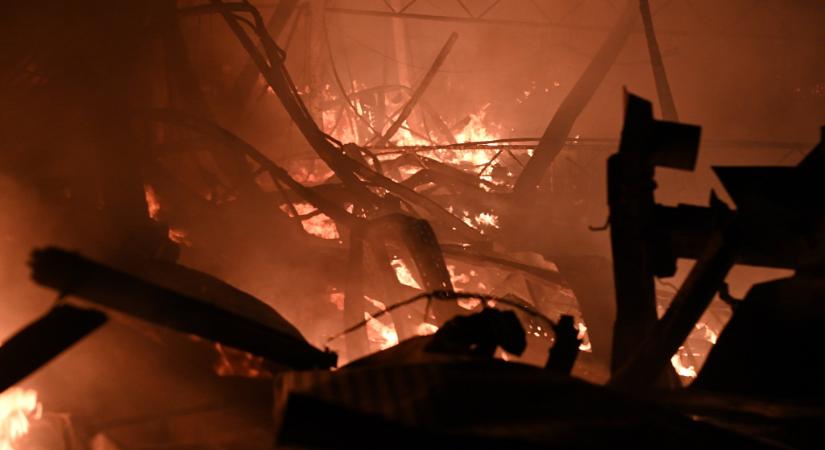 Látványos felvétel, így oltották el a tűzoltók a Soroksáron tomboló tüzet - videó