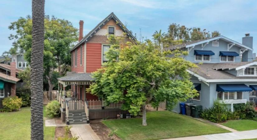 Ira Wohl eladja "vörös viktoriánus" San Diego-i tengerparti házát