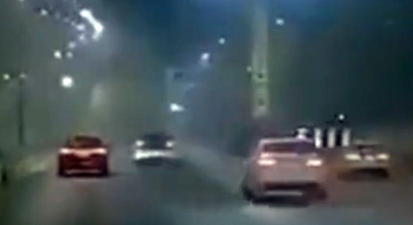 Mobilozott vezetés közben, aztán jött a nagy találkozás egy villanyoszloppal - videó