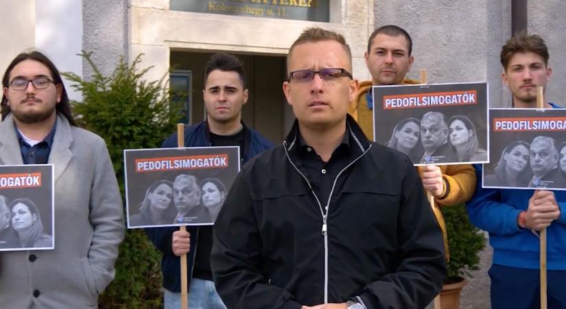 Feljelentették a DK ifitagozatának aktivistáit, akik a „pedofilsimogató” Novák Katalin ellen tiltakoztak