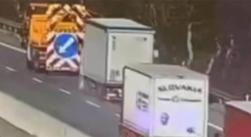 Fékezés nélkül hajtott a kamionos a közutasok teherautójába, az életével fizetett érte - videó