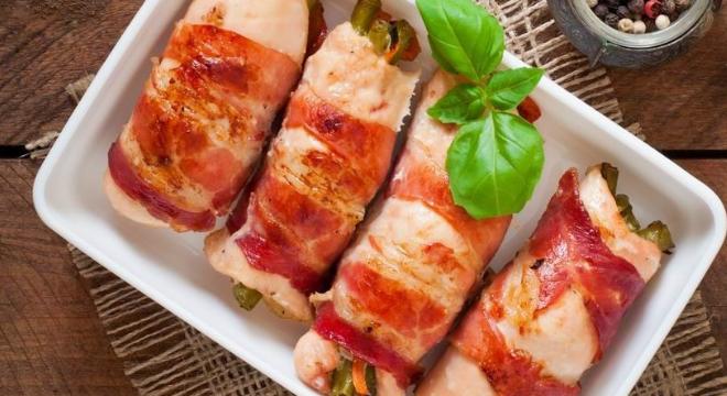 Baconben sült omlós csirkemell színesen, zöldbabos töltelékkel