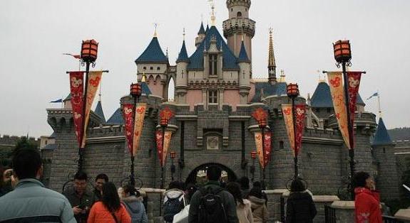 Tizenkét embert menekítettek ki a hongkongi Disneyland hullámvasútjáról