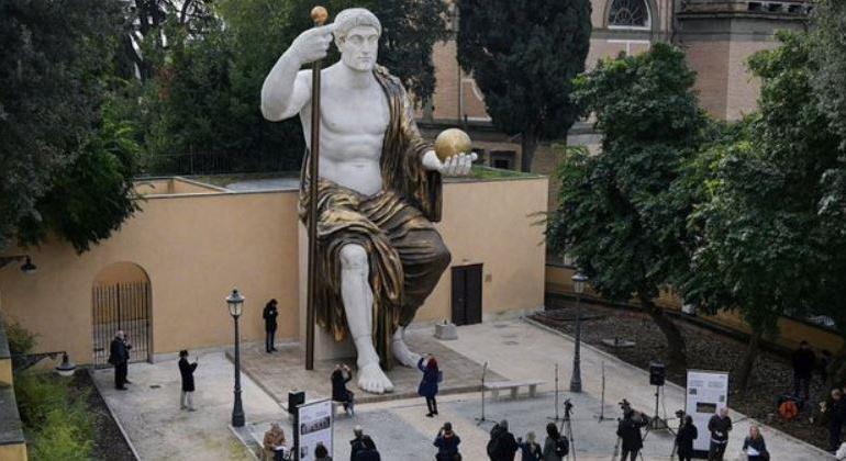 Hatalmas szobrot állítottak Konstantin császárnak Rómában - videó