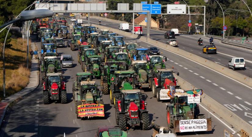 Több ezer traktor zárja el az utakat Spanyolországban