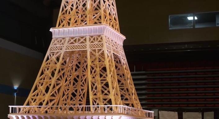 8 év alatt, 700 ezer gyufaszálból építette meg az Eiffel-torony makettjét, egy hiba miat mégsem lett Guinness-rekorder