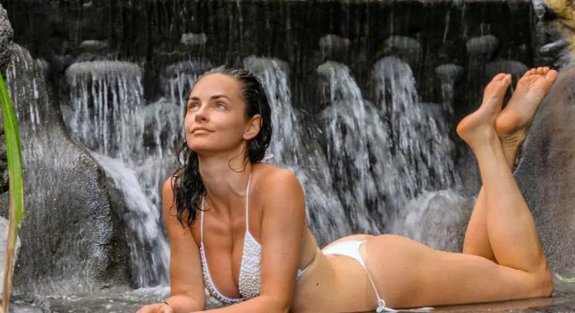 Dobó Ági szexi fürdőruhában villantotta meg feszes popsiját