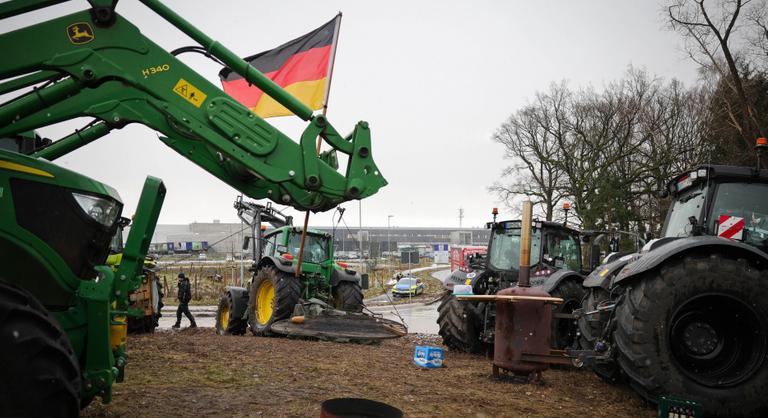 Blokád alá vették a német gazdák a két legismertebb üzletlánc központját