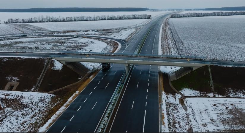 Hamarosan birtokba veheti a forgalom Dél-Magyarország új autópályáját – VIDEÓ