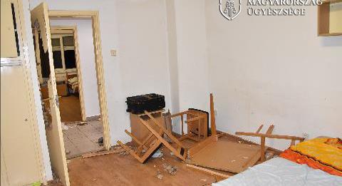 Ámokfutást rendezett egy ukrán testvérpár egy pápai munkásszállón: a szétvert bútorok darabjaival ütöttek-vertek mindenkit, akit értek