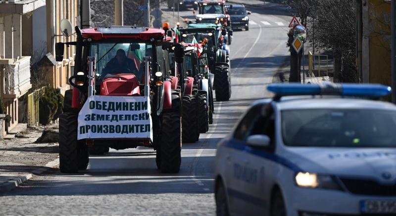 Teljesen lezárták a forgalmat a giurgiui vámnál a tiltakozó bolgár gazdák
