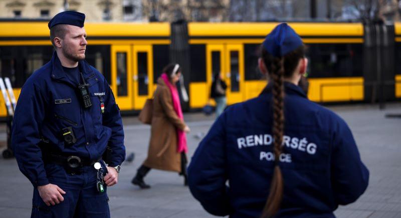Így razziáznak a rendőrök a Széll Kálmán téren