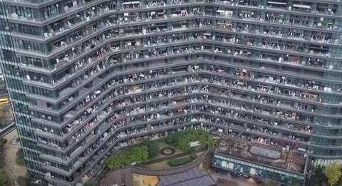 Így néz ki az a lakóház, ahol 20 ezer ember él, akik megtehetnék, hogy sosem hagyják el az épületet
