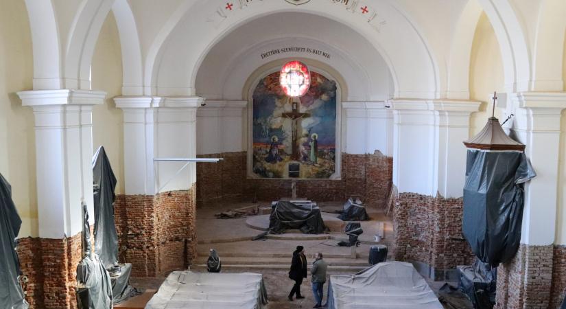 Belső képeken mutatjuk meg a katolikus templom felújítását