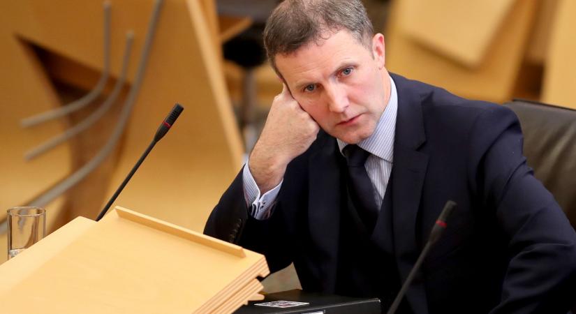 Tizenegyezer fontos roamingszámla miatt mondott le a skót egészségügyi miniszter