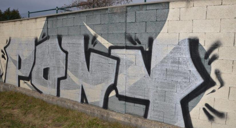 Festéksprayvel firkálták össze a falat Oroszváron, 2500 euró a kár